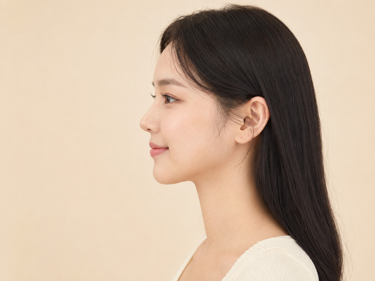 이마에서 콧대와 코끝까지 자연스럽게 이어지는 성인 한국인 여성의 옆 라인
