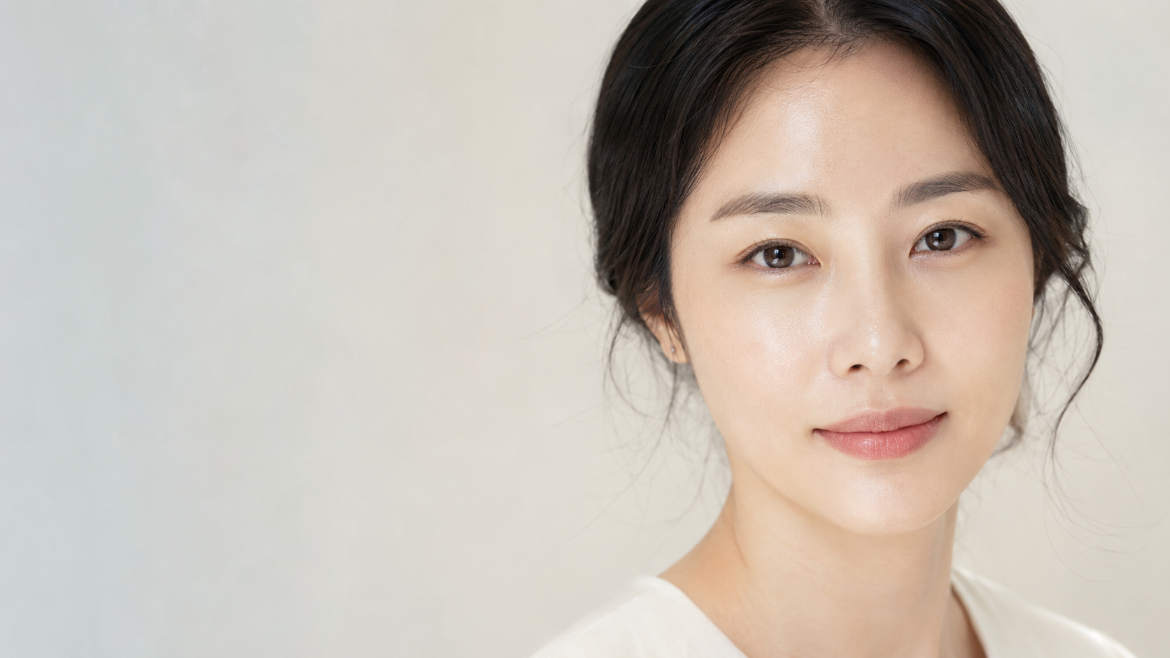 광주성형외과 눈매교정과 쌍꺼풀 수술을 안내하는 자연스럽고 편안한 눈매의 여성