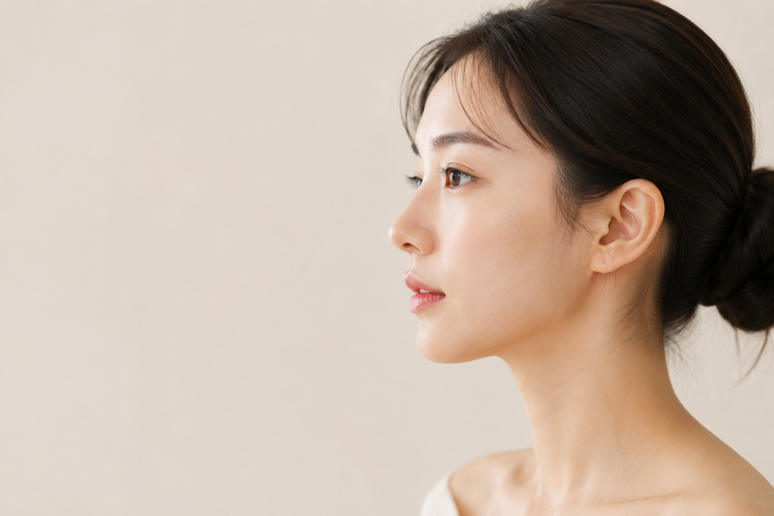 얼굴과 조화를 이루는 자연스러운 코 라인을 보여주는 광주성형외과 코성형 안내 이미지