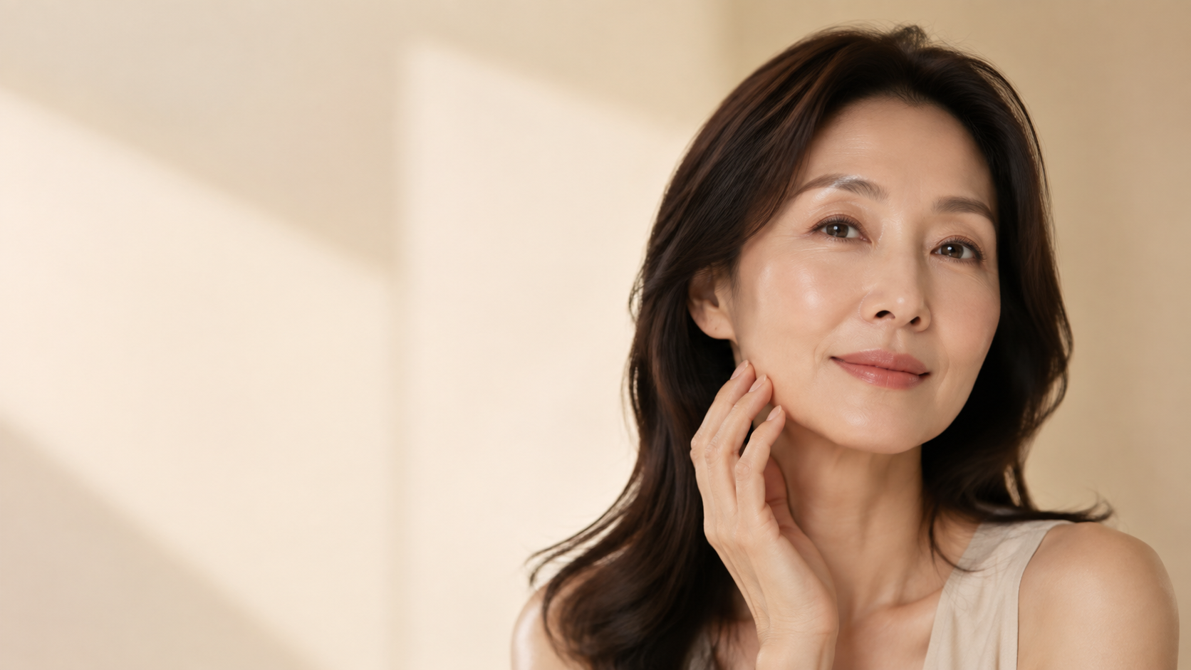 광주성형외과 안면거상과 미니거상 상담을 위한 중년 여성 이미지